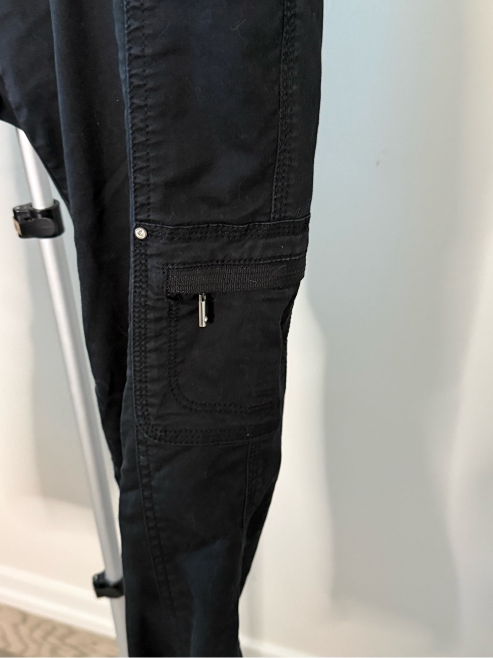 White House Black Market Black Cargo Pants – Size 4 - Picture 4 of 8